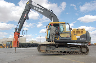 https://upload.wikimedia.org/wikipedia/commons/1/11/Excavator_jackhammer.jpg