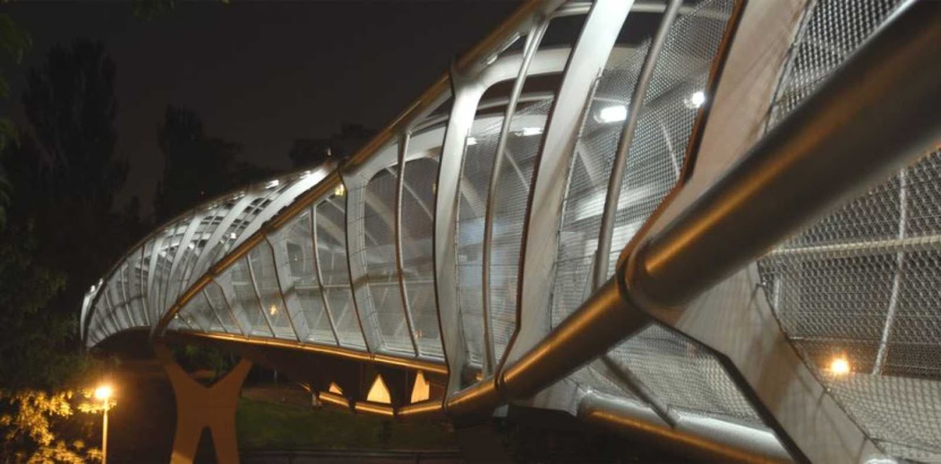 Évry, Francia: Pedestrian Footbridge by Dvvd