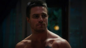 Stephen Amell Shirtless in Arrow s1e01