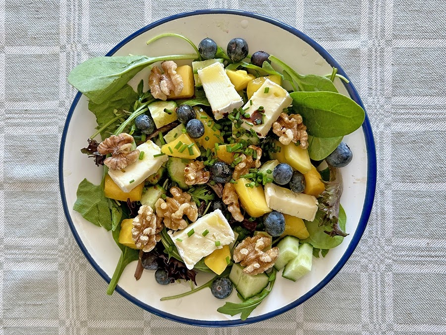 Sommarsallad med mango, blåbär och brie
