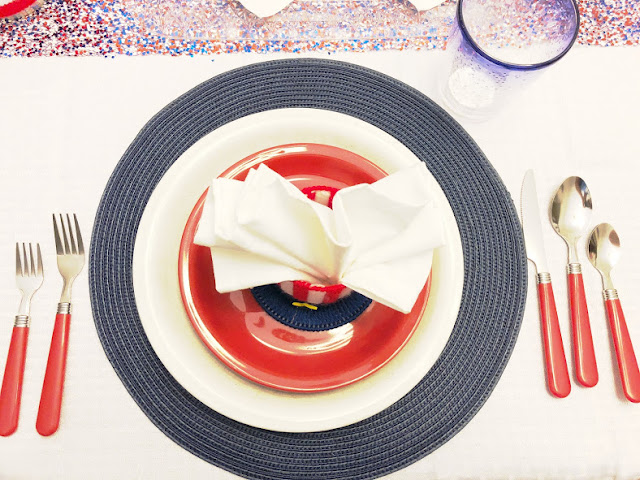 Patriotic Table Setting for an Easy 4th of July Patriotic Breakfast Party