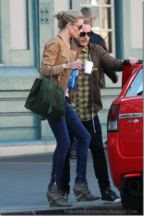 Rosie Huntington Whiteley Hot Pics in Tight Jeans 3