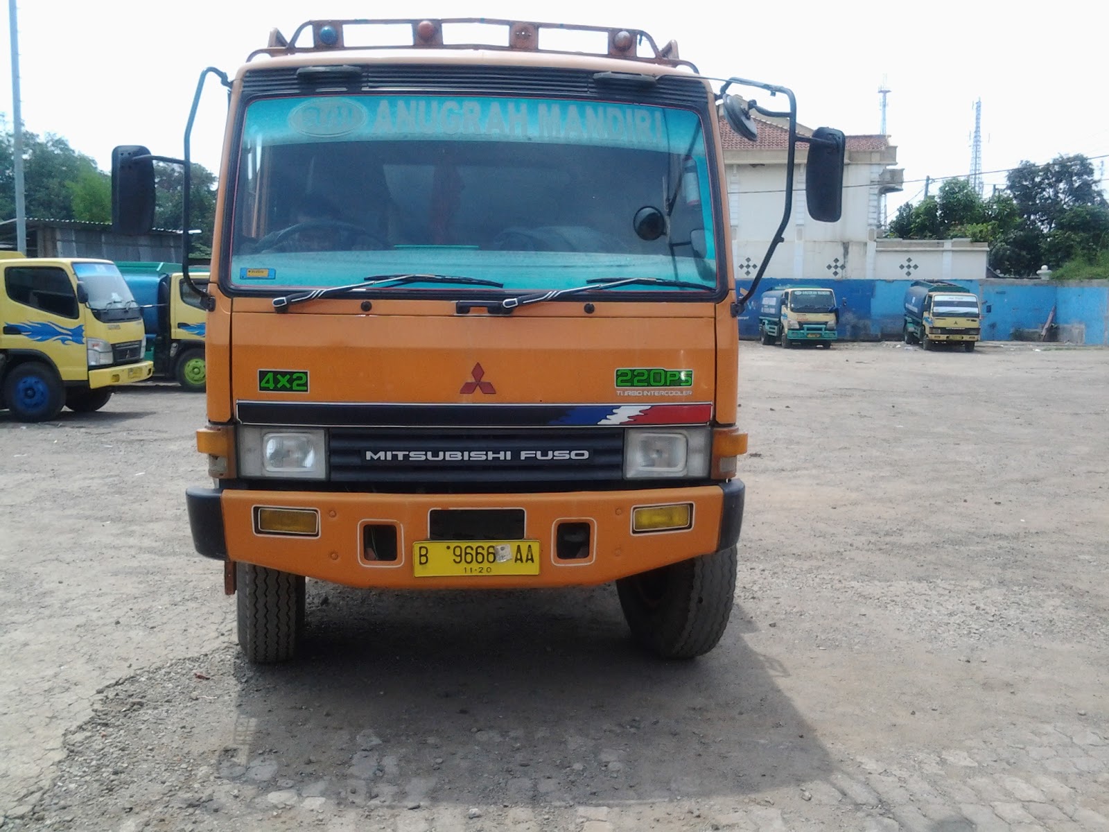  Dijual  truk  tangki stainless steel 16000 liter Merk 