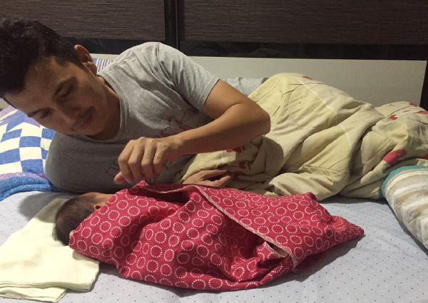 Kisah Viral Suami Bantu Istri yang Mendadak Melahirkan Tanpa Bantuan Dokter