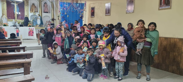 Nachdem sich alle Kinder gestärkt hatten, gab es ein kleines persönliches Weihnachtsgeschenk und danach ein Gruppenbild für Euch im Rest der Welt.