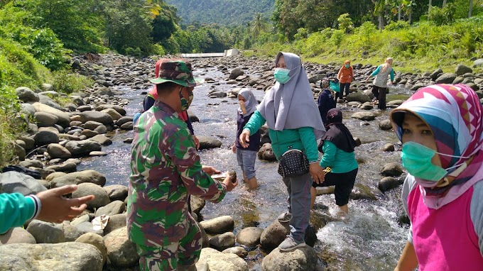TMMD Ke-110 Kodim 0308/Pariaman, Goro Bersama Warga  Kumpulkan Batu Kali  Dari Sungai Untuk Pembangunan Fisik