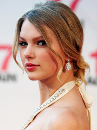 taylor swift new hair 2011. Taylor Swift Latest Hairstyle