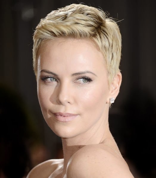 Los 1001 cambios de look de Charlize Theron Fashionisima - Charlize Theron Pelo Corto