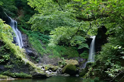 姉滝(左）、妹滝（右）