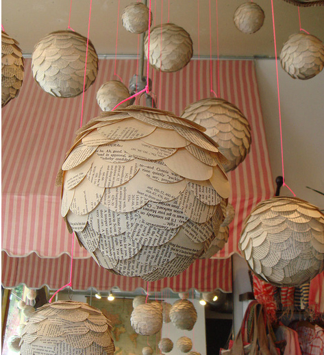 How cool are these paper ornament balls? I found these on Pinterest 