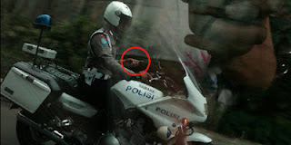 Oknum polisi main hp di motor