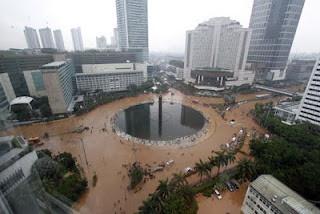 foto dan video banjir jakarta 2013