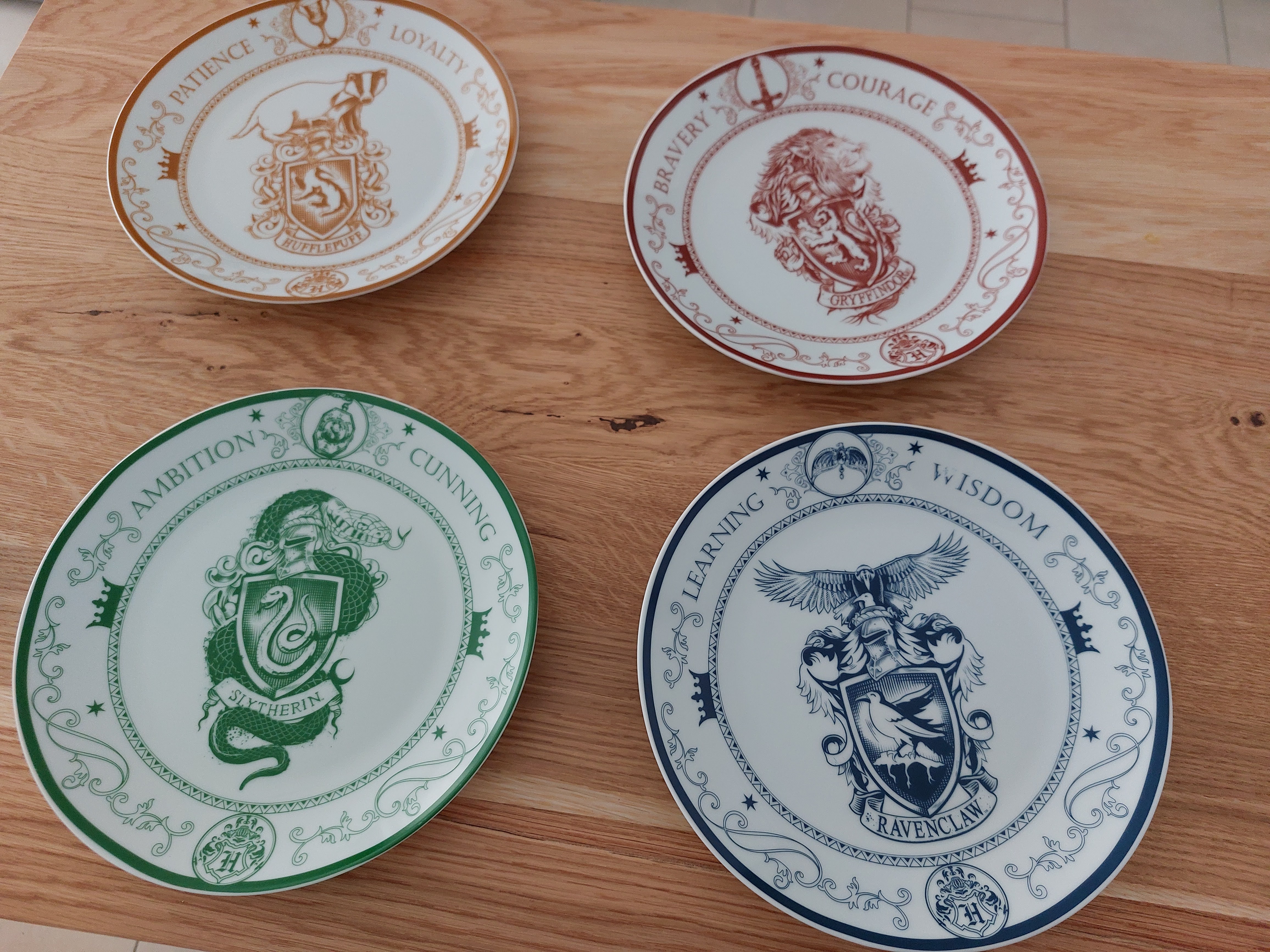 A Weekend Without Make Up: Consigli per gli acquisti: piatti di ceramica di Harry  Potter