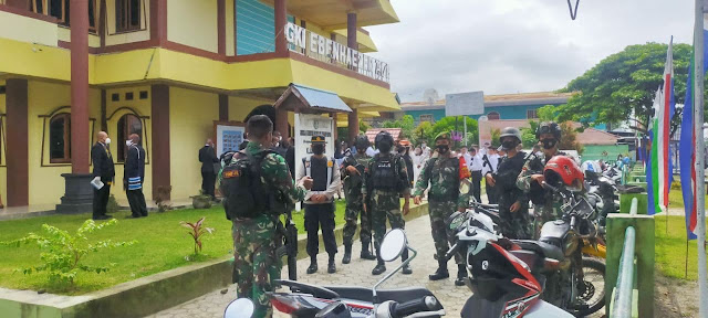 JAYAPURA, LELEMUKU.COM – Komandan Korem 172/PWY Brigjen TNI Izak Pangemanan mengatakan bahwa seluruh prajurit Korem 172/PWY beserta jajaran telah disiagakan dalam mengamankan jalannya pekan paskah di setiap wilayah yang menjadi tanggung jawabnya.  “Prajurit kami telah disiagakan sejak kemarin, Kamis (1/4), diseluruh wilayah jajaran Korem 172/PWY. Dimasing-masing wilayah kita pertanggung jawabkan kepada para Dandim untuk menggerakkan para babinsa,” ujar Izak di Jayapura, Jumat.  Untuk pengamanan dalam pekan suci ini, lanjut Izak, di setiap gereja ada empat hingga tujuh personel yang ditempatkan bersama dengan pihak Kepolisian. Jumlah personel yang disiapkan Korem 172/PWY dan jajarannya sebanyak 338 orang.  Kegiatan ini, kata Izak, sesuai dengan Perintah Presiden RI Ir. Joko Widodo bahwa jajaran TNI-Polri untuk meningkatkan kewaspadaan dan memberikan keyakinan serta rasa aman kepada masyarakat dalam beraktifitas baik beraktifitas ibadah, maupun aktifitas sehari-hari.  Izak menjelaskan, pengamanan yang dilakukan adalah pengamanan secara penuh bersama Kepolisian disejumlah tempat-tempat ibadah agar senantiasa tetap aman dan kondusif.  “Pengamanan dilakukan secara rutin sejak pagi, siang, sore maupun malam hari. Serta juga dilakukan patroli secara simultan bersama Kepolisian”, tuturnya.  Menurutnya, pengamanan melekat yang diberikan juga untuk mencegah terjadinya hal-hal yang tidak diinginkan selama pelaksanaan ibadah paskah berlangsung.  “Tentunya kami melakukan semua ini dengan terus melaksanakan koordinasi dan menjalin sinergitas dengan unsur kepolisian disetiap wilayah”, pungkasnya.  Pihaknya meminta agar masyarakat tetap tenang dalam menjalankan ibadah dan tidak terpengaruh dengan isu yang berkembang saat ini.