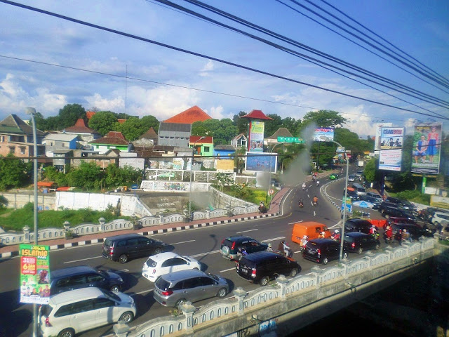 pemandangan kota yogyakarta dari kereta api