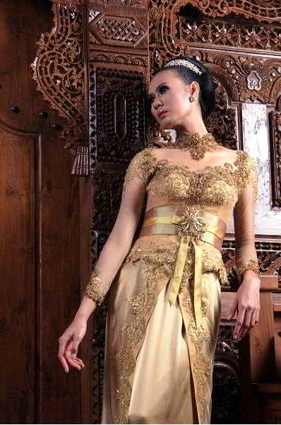 23 model kebaya pengantin muslim warna gold dan putih 