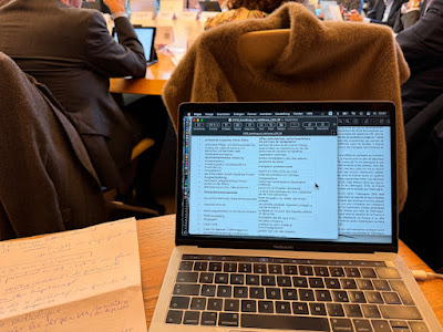 Vokabelliste im Computer, handschriftliche Notizen, Rücken, Tisch