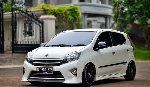  Modifikasi  mobil  agya trd warna  putih hitam silver  terbaru 