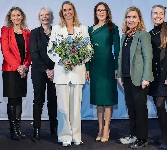 The award was presented by the Crown Princess to the award, CEO of Google Denmark Malou Aamund. Crown Princess Mary wore a green dress
