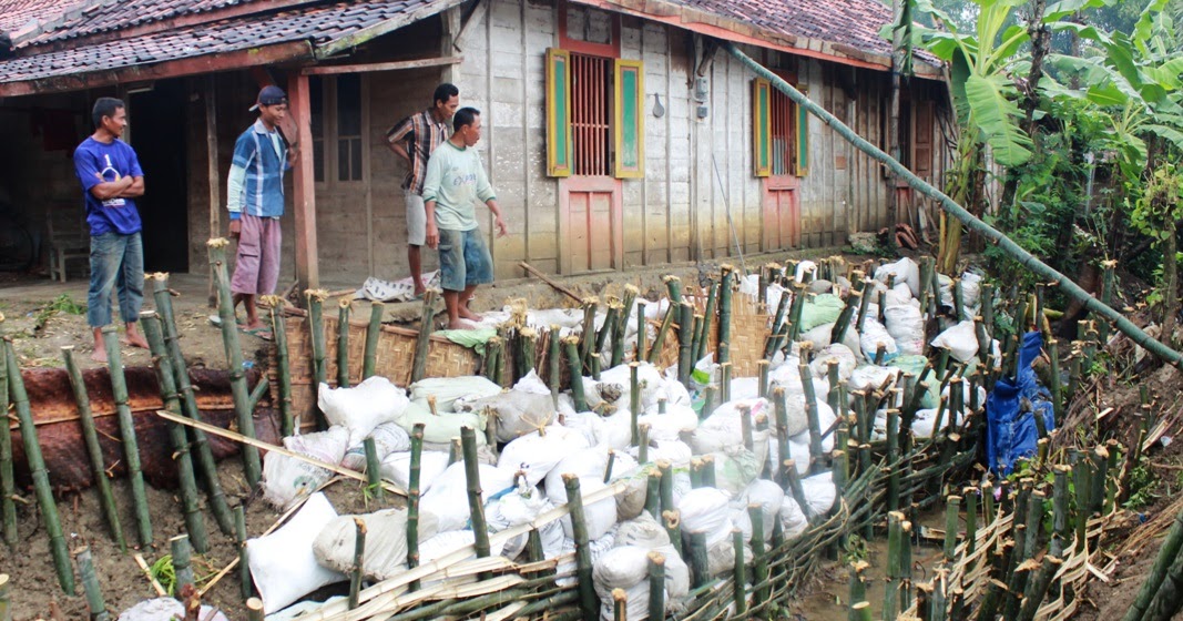 Desain Rumah Warga Desa - Rumah Warga Desa Blambangan Hancur ditimpa Batang Pohon ... : Kini desain rumah klasik cenderung dikaitkan dengan rumah peninggalan penjajah dan dicap sebagai desain yang.