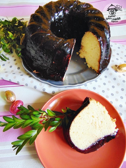 Cytrynowa babka z białek w polewie czekoladowej. 