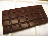 Photo tablette de chocolat sans sucre, sans lait et sans lécithine de soja