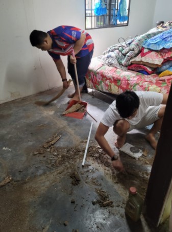 Gotong Royong Kemas Rumah Kampung