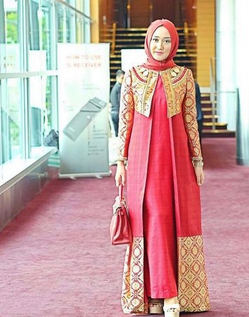 Foto Baju  Muslim  Modern  Batik  untuk Wanita  Berhijab Masa Kini