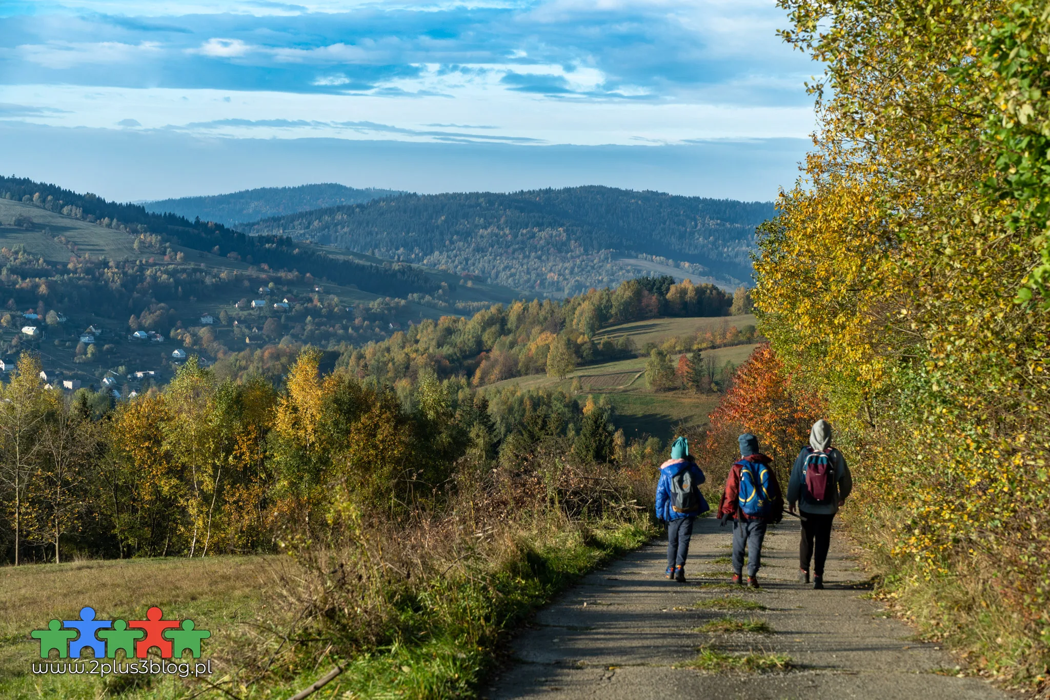 Trojak / Kykul'a to graniczny szczyt między Polską i Słowacją, popularny w intrenecie za sprawą ogromnej "ławki zakochanych" z sielskim widokiem na szeroką polanę oraz znane górskie szczyty. W dodatku prowadzi na niego przyjemna i niewymagająca górska pętla, której opis znajdziecie w niniejszym wpisie.