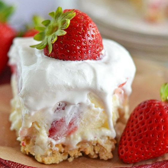 Strawberry Cheesecake Lush #Dessert #Cakes