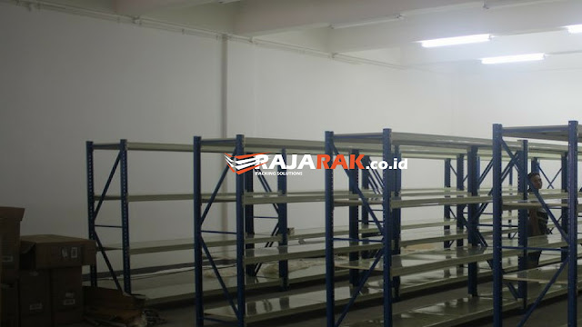 ak untuk Gudang Rumah agar Lebih Tertata dengan Baik  Gudang rumah seringkali menjadi tempat penyimpanan yang penting bagi banyak orang. Ini adalah tempat di mana kita menyimpan berbagai barang, alat, perlengkapan, dan bahkan kenangan berharga. Namun, gudang rumah seringkali menjadi tempat yang berantakan dan sulit diatur. Solusi untuk masalah ini adalah menggunakan rak. Dalam artikel ini, kita akan membahas pentingnya rak untuk gudang rumah dan bagaimana Anda dapat menggunakannya agar lebih tertata dengan baik. Mengapa Gudang Rumah Perlu Rak?  Sebelum kita masuk lebih dalam, mari kita pahami mengapa gudang rumah perlu rak. Ada beberapa alasan utama: 1. Organisasi yang Lebih Baik: Rak membantu Anda mengatur barang-barang dengan lebih baik. Anda dapat mengelompokkan barang berdasarkan jenis, frekuensi penggunaan, atau prioritas, sehingga Anda tahu di mana semuanya berada. 2. Meningkatkan Aksesibilitas: Dengan rak, Anda dapat dengan mudah mengakses barang-barang yang Anda butuhkan tanpa harus menggali melalui tumpukan barang. Ini meningkatkan efisiensi dan menghemat waktu Anda. 3. Menghindari Kerusakan: Barang yang disimpan di lantai atau ditumpuk secara sembarangan rentan terhadap kerusakan. Rak membantu melindungi barang-barang tersebut dari debu, kelembaban, atau benturan fisik. 4. Mengoptimalkan Ruang: Gudang rumah seringkali memiliki ruang yang terbatas. Rak memungkinkan Anda memanfaatkan ruang vertikal, sehingga Anda dapat menyimpan lebih banyak barang dalam ruang yang sama. Pilihan Rak untuk Gudang Rumah  Ada berbagai jenis rak yang dapat Anda pilih untuk gudang rumah Anda, tergantung pada kebutuhan dan anggaran Anda. Berikut beberapa pilihan yang umum digunakan: 1. Rak Gantung: Rak gantung adalah pilihan yang bagus untuk menyimpan barang-barang ringan seperti pakaian, sepatu, atau peralatan berkebun. Mereka tergantung dari dinding atau langit-langit, sehingga tidak memakan banyak ruang lantai. 2. Rak Dinding: Rak dinding adalah solusi yang baik untuk menyimpan barang-barang yang sering Anda gunakan atau barang yang ingin Anda tampilkan. Anda dapat menggantungkan foto, perhiasan, atau peralatan dapur di rak dinding. 3. Rak Gudang Heavy Duty: Jika Anda memiliki barang-barang yang berat seperti perkakas, barang-barang taman, atau peralatan olahraga, maka rak gudang heavy duty adalah pilihan yang cocok. Mereka dirancang untuk menangani beban yang berat dan tahan lama. 4. Rak Konsol: Rak konsol adalah rak terbuka yang sering digunakan untuk penyimpanan sementara. Mereka ideal untuk menyimpan kotak-kotak penyimpanan atau barang yang sering digunakan. 5. Rak Rakitan: Rak rakitan adalah solusi yang mudah dipasang dan dapat disesuaikan sesuai kebutuhan Anda. Anda dapat merakitnya sendiri tanpa perlu alat khusus. 6. Rak Gudang Medium Duty: Rak medium duty adalah pilihan yang cocok untuk berbagai barang, baik ringan maupun sedang. Mereka cukup kuat untuk menahan berat beberapa kotak penyimpanan dan perkakas. Tips Mengatur Rak untuk Gudang Rumah Anda  Sekarang setelah Anda memilih jenis rak yang sesuai, berikut beberapa tips untuk mengatur rak gudang rumah Anda dengan baik: 1. Kategorikan Barang: Kelompokkan barang-barang Anda berdasarkan jenis atau fungsi. Misalnya, letakkan perkakas bersama-sama, peralatan olahraga dalam satu tempat, dan barang-barang taman dalam tempat lain. 2. Label Semua: Gunakan label untuk mengidentifikasi setiap rak atau kotak penyimpanan. Ini akan membantu Anda menemukan barang dengan cepat. 3. Prioritaskan Barang: Barang-barang yang sering Anda gunakan harus ditempatkan pada rak yang paling mudah dijangkau. Barang-barang yang jarang digunakan bisa disimpan di rak yang lebih tinggi atau sulit dijangkau. 4. Manfaatkan Ruang Vertikal: Gunakan rak yang tinggi untuk memanfaatkan ruang vertikal gudang Anda. Pastikan untuk meletakkan barang-barang yang lebih berat di bagian bawah. 5. Perawatan Rutin: Lakukan perawatan rutin untuk memastikan rak tetap kuat dan aman. Periksa apakah ada kerusakan atau keausan yang perlu diperbaiki. 6. Pertimbangkan Kebutuhan Masa Depan: Pikirkan tentang pertumbuhan atau perubahan kebutuhan Anda di masa depan. Pilihlah rak yang dapat dengan mudah disesuaikan atau ditambahkan jika diperlukan. Kesimpulan  Menggunakan rak untuk gudang rumah adalah langkah penting dalam mengatur dan menjaga barang-barang Anda tetap teratur, aman, dan mudah diakses. Dengan memilih jenis rak yang sesuai dengan kebutuhan Anda dan mengatur mereka dengan baik, Anda dapat mengoptimalkan ruang penyimpanan Anda dan membuat gudang rumah Anda lebih tertata dengan baik. Jadi, jangan biarkan gudang rumah Anda menjadi tempat berantakan; investasikan dalam rak yang sesuai dan nikmati manfaatnya.