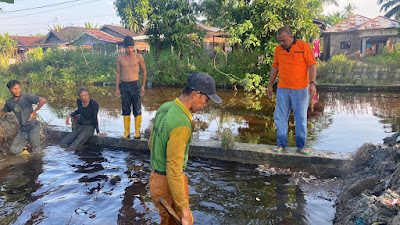DLH Rohil Tidak Kenal Lelah Tangani Banjir di Wilayah Bangko