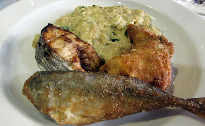 prato com peixe frito e purê de batata