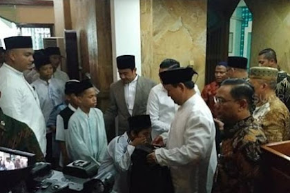 Prabowo Beri Santunan Anak Yatim Piatu Dari Pesantren Nurul Ibad