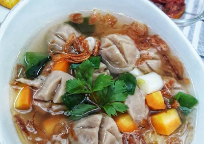 Bakso sayuran adalah varian bakso yang terbuat dari campuran beragam sayuran yang diolah dengan tambahan bumbu dan rempah-rempah. Hidangan ini menarik perhatian orang-orang yang mencari pilihan makanan yang lebih sehat, vegetarian, atau ingin menambah variasi sayuran dalam hidangan mereka.