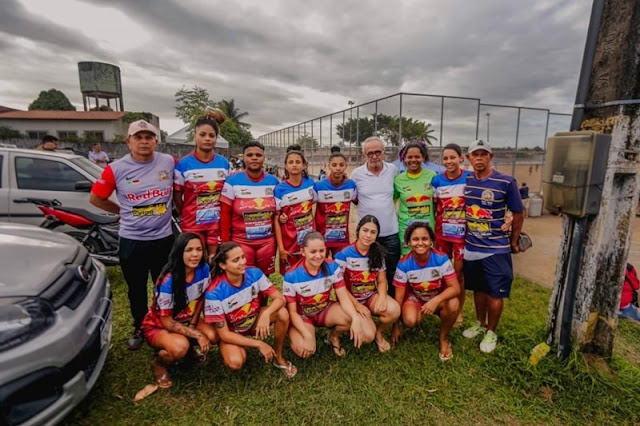 Cícero Lucena e Leo Bezerra prestigiam abertura de campeonato de futebol feminino no Vieira Diniz