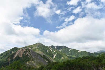 ブナ立尾根を登り切り烏帽子小屋テント場付近より見る三ツ岳