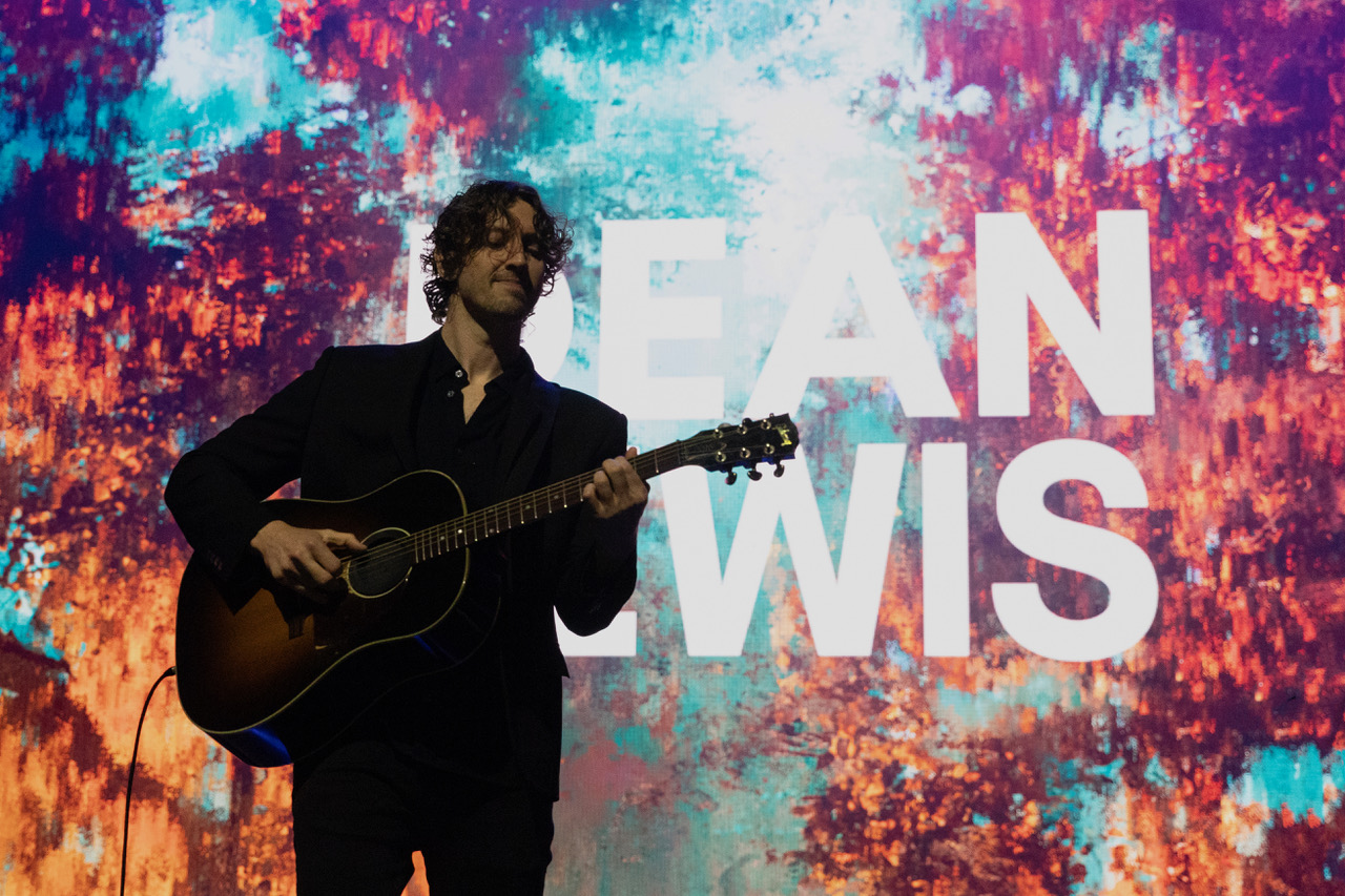 Dean Lewis @ the Chase Center (Photo: Sean Reiter)