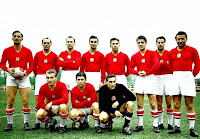 Selección de HUNGRÍA - Temporada 1953-54 - Lorant, Buzanszky, Hidegkuti, Kocsis, Zakarias, Czibor, Bozsik, Budai; Lantos, Puskas y Grosics - Foto tomada en Suiza de la legendaria Selección de HUNGRÍA que se proclamó Subcampeona del Mundo en el año 1954. Este equipo concretamente recibió el sobrenombre de Equipo de Oro (Aranycsapat, en húngaro) y se mantuvo invicto durante 32 partidos consecutivos