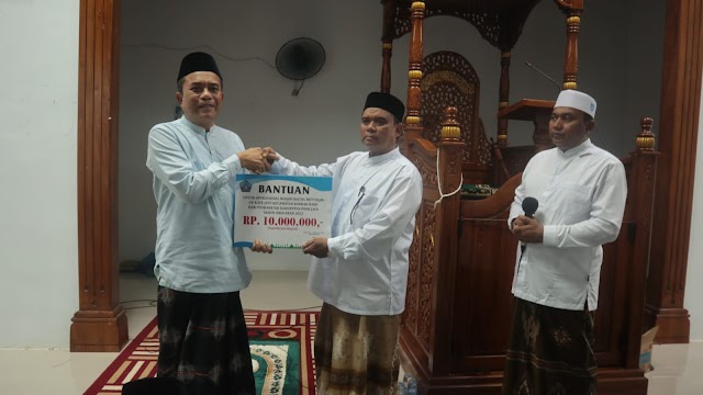 Pemkab Pijay Gelar Safari Ramadhan, Wabup Serahkan Bantuan ke Mesjid.