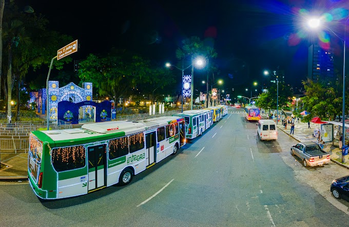 Ônibus com iluminação decorativa  nas ruas de Salvador 