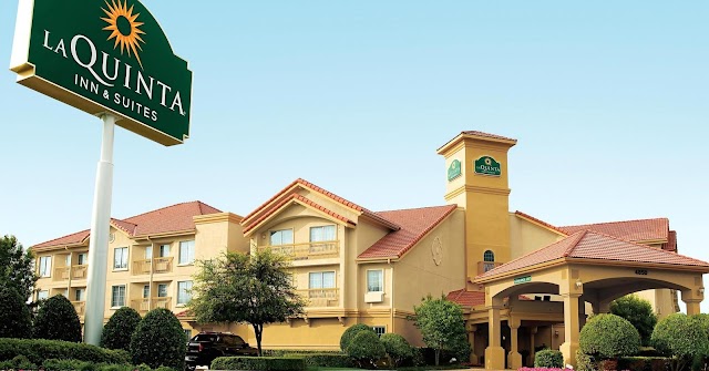 Hotel operator La Quinta prepares to explore sale