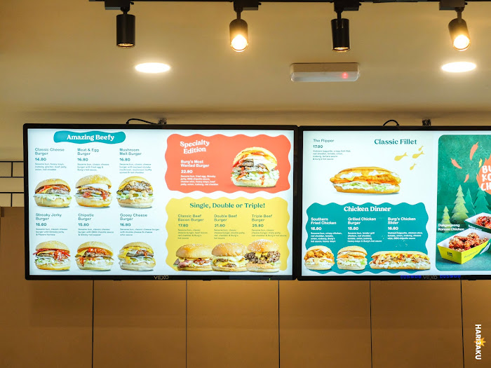 Papan menu digital di kaunter pembayaran Burghub.co