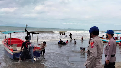 Waspada Gelombang Tinggi, Ditpolairud Polda Banten Himbau Pengunjung Wisata Pantai Anyer