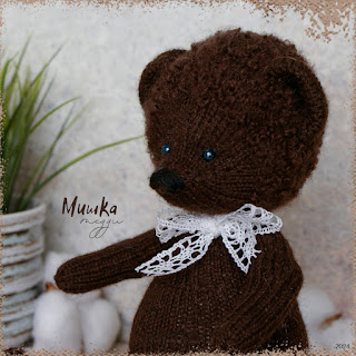 вязаная спицами шерстяная игрушка коричневый медведь в стиле тедди с кружевной лентой knitted wool toy brown bear in teddy style with lace ribbon
