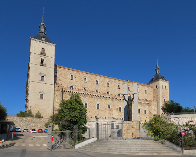 Victoria (Victory) by Juan de Ávalos, Monumento a la gesta del Alcázar, Calle de la Union, Toledo