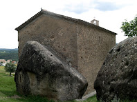 Façana nord-oest de l'ermita de Sant Marc on s'aprecia l'antiga ermita rupestre adossada a l'església actual