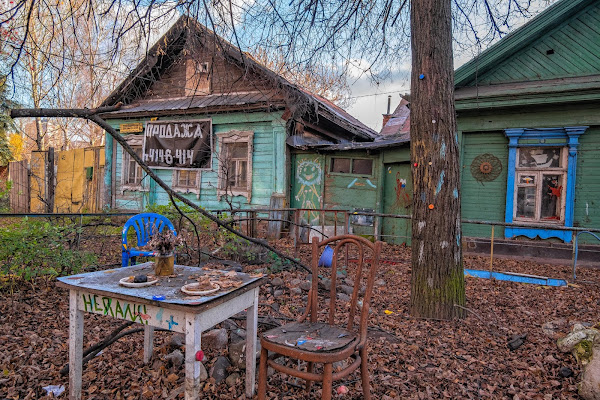 Деревянные дома на продажу и стол в полисаднике