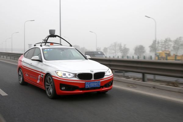 الصين تبدأ اختبارات سيارات ذكية بدون سائق في شوارع بكين