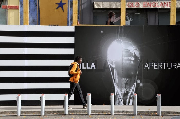 Estampado de un póster en la barda de una calle. Liguilla del futbol mexicano torneo Apertura 2013: América vs. Toluca y Santos vs. León | Ximinia